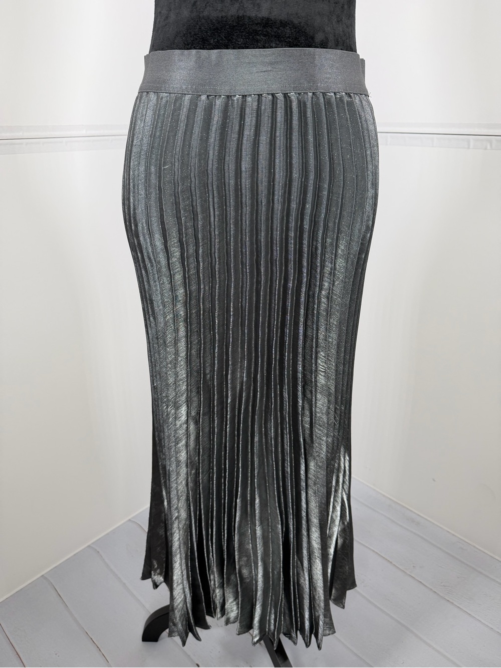 NWT Max Studio London Silver Metallic Pleated Maxi Skirt Size Small